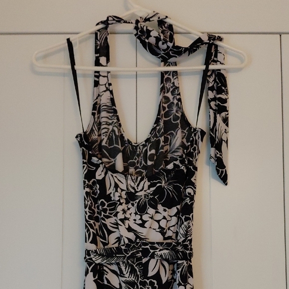 Black and White Sleeveless Halter Maxi Dress - Picture 4 of 6